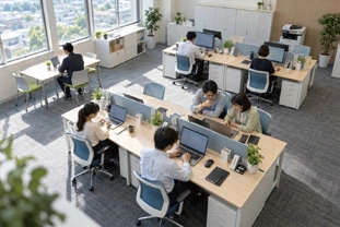 明るいオフィスで働く人々のイメージ